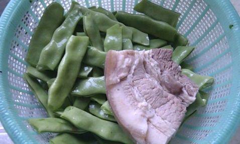 刀豆焖肉饭步骤1