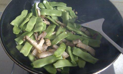 刀豆焖肉饭步骤5