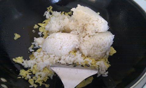 五彩蛋炒饭步骤7
