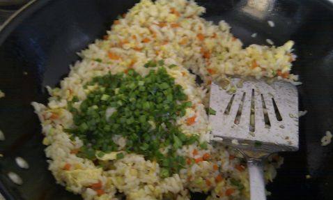 五彩蛋炒饭步骤8