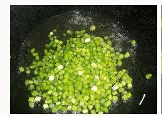 蒜苔肉酱炒饭步骤3