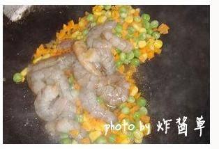 给炒饭加点水果香【虾步骤4