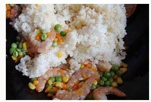 给炒饭加点水果香【虾步骤5