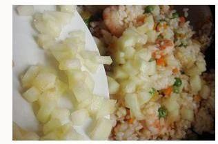 给炒饭加点水果香【虾步骤7