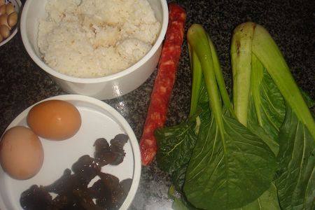香肠青菜蛋炒饭步骤1