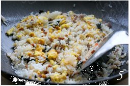韩式辣白菜炒饭步骤5