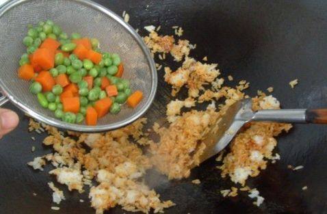 虾头青豆炒饭步骤7