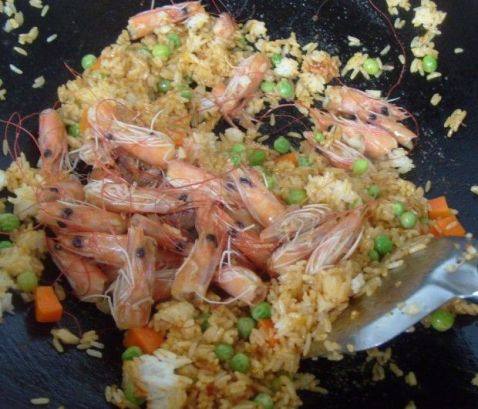 虾头青豆炒饭步骤8