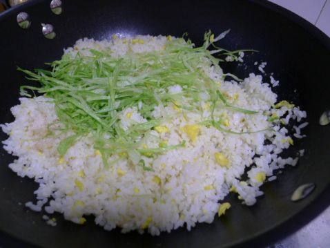 生菜丝蛋炒饭步骤5