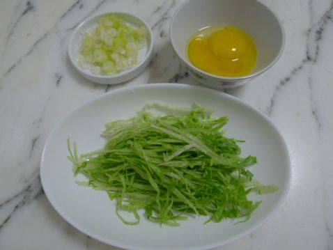 生菜丝蛋炒饭步骤2