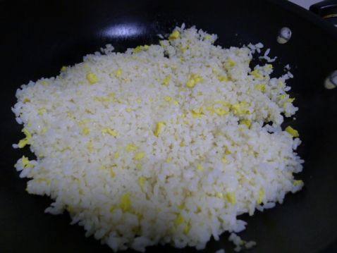 生菜丝蛋炒饭步骤4