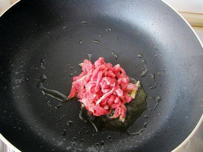 榨菜肉丝炒高粱米饭步骤4