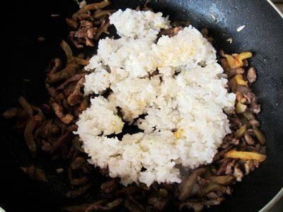 榨菜肉丝炒高粱米饭步骤8