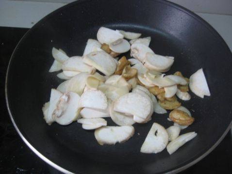菌菇炖饭步骤3