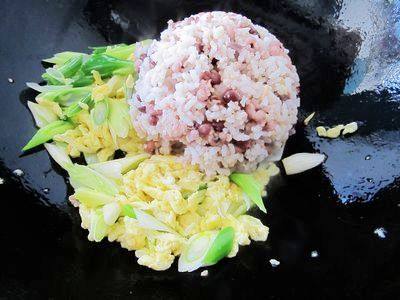 大葱鸡蛋炒薏米红豆饭步骤6
