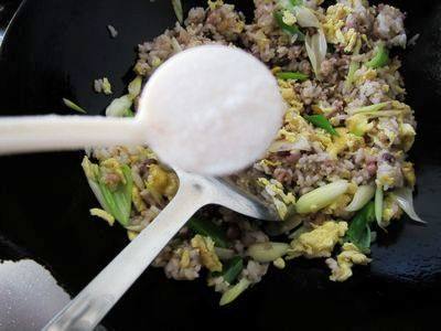 大葱鸡蛋炒薏米红豆饭步骤7