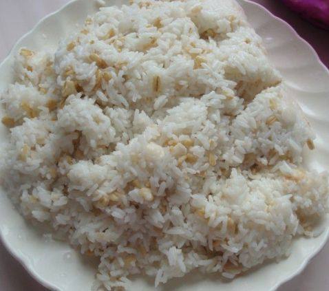 虾仁蛋炒燕麦饭步骤1