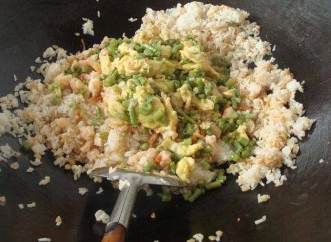 虾仁蛋炒燕麦饭步骤7