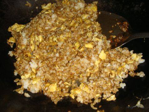 酱油鸡蛋炒饭步骤5