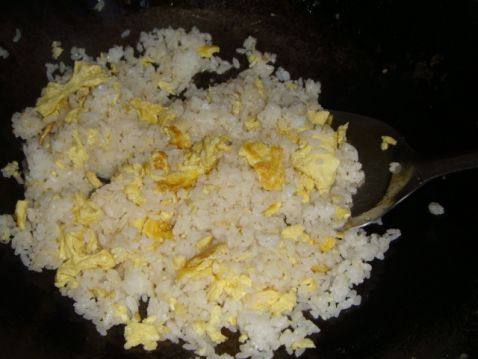酱油鸡蛋炒饭步骤4