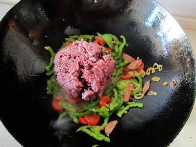 大辣椒炒黑米饭步骤4