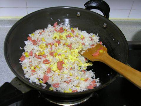 玉米鸡蛋火腿饭步骤7