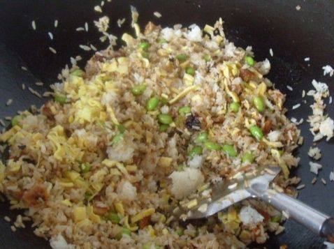 青豆鱼香炒饭步骤6