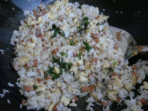 火腿肠鸡蛋炒饭步骤7