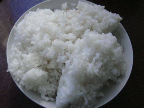 火腿肠鸡蛋炒饭步骤1
