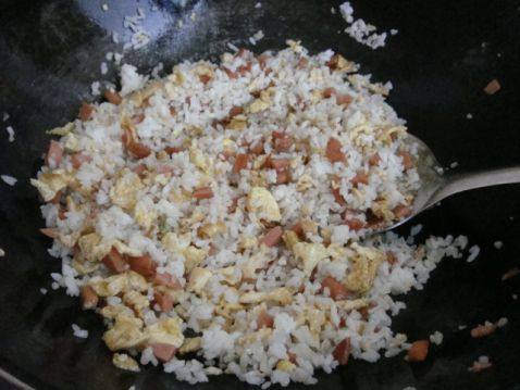 火腿肠鸡蛋炒饭步骤6