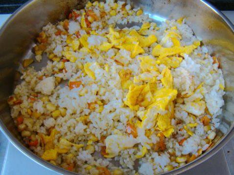 鸡蛋玉米粒炒饭步骤7