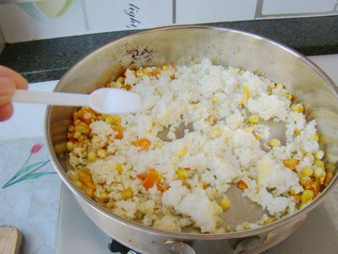 鸡蛋玉米粒炒饭步骤6