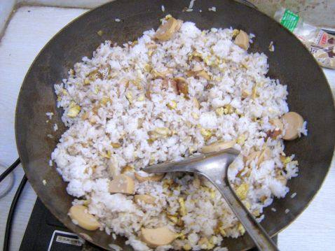 火腿肠炒饭步骤8
