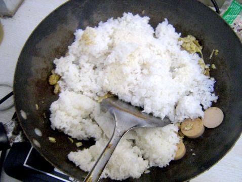 火腿肠炒饭步骤7