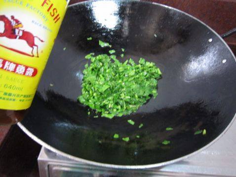 芥蓝腊肠炒饭步骤3
