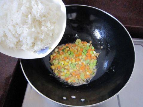 营养的彩色鱿鱼饭步骤5