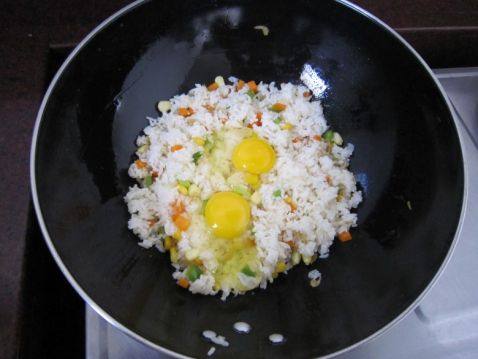 营养的彩色鱿鱼饭步骤6