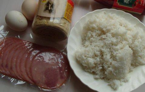 火腿蛋炒饭步骤1