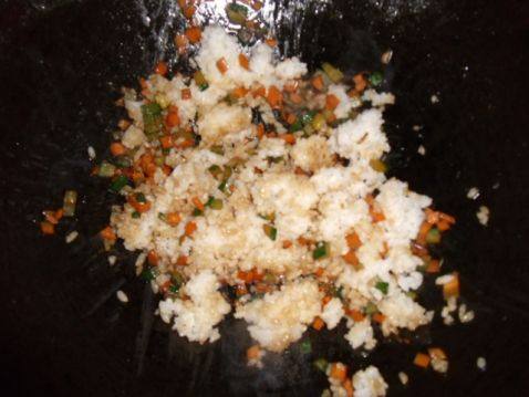 三色炒米饭步骤6