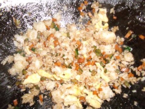 三色炒米饭步骤7