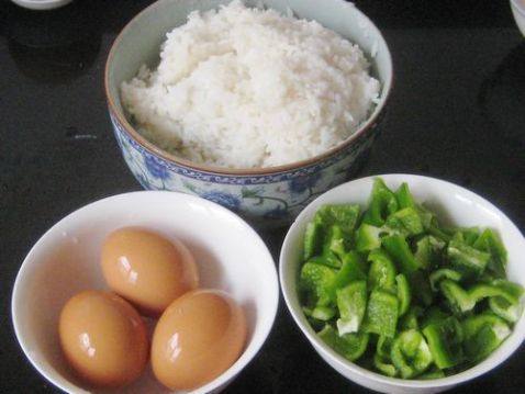 青椒酱油蛋炒饭步骤1