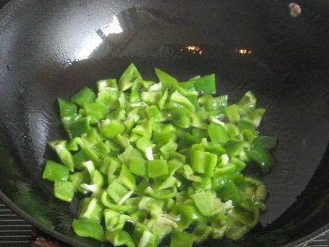 青椒酱油蛋炒饭步骤2