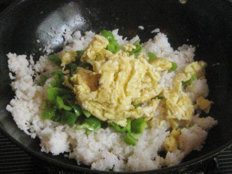 青椒酱油蛋炒饭步骤5
