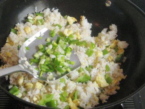 青椒酱油蛋炒饭步骤6