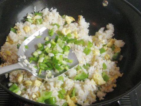 青椒酱油蛋炒饭步骤6