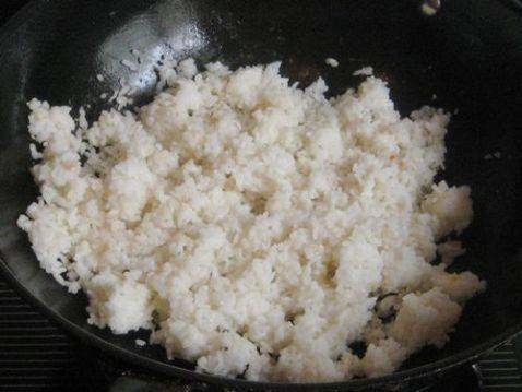 青椒酱油蛋炒饭步骤4