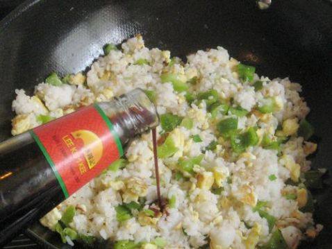 青椒酱油蛋炒饭步骤7