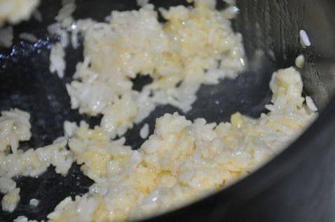 牛丸蛋炒饭步骤3