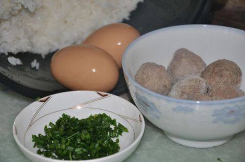 牛丸蛋炒饭步骤1