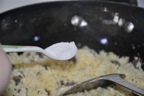 牛丸蛋炒饭步骤6